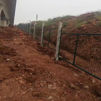 鐵路防護柵欄在橋梁上的應(yīng)用與重要性